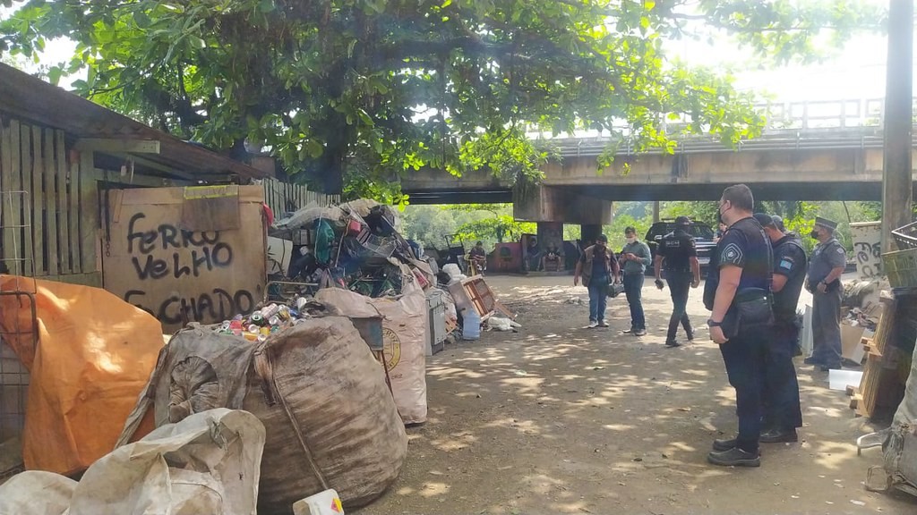 Operação fiscaliza ferros-velhos de Guarujá