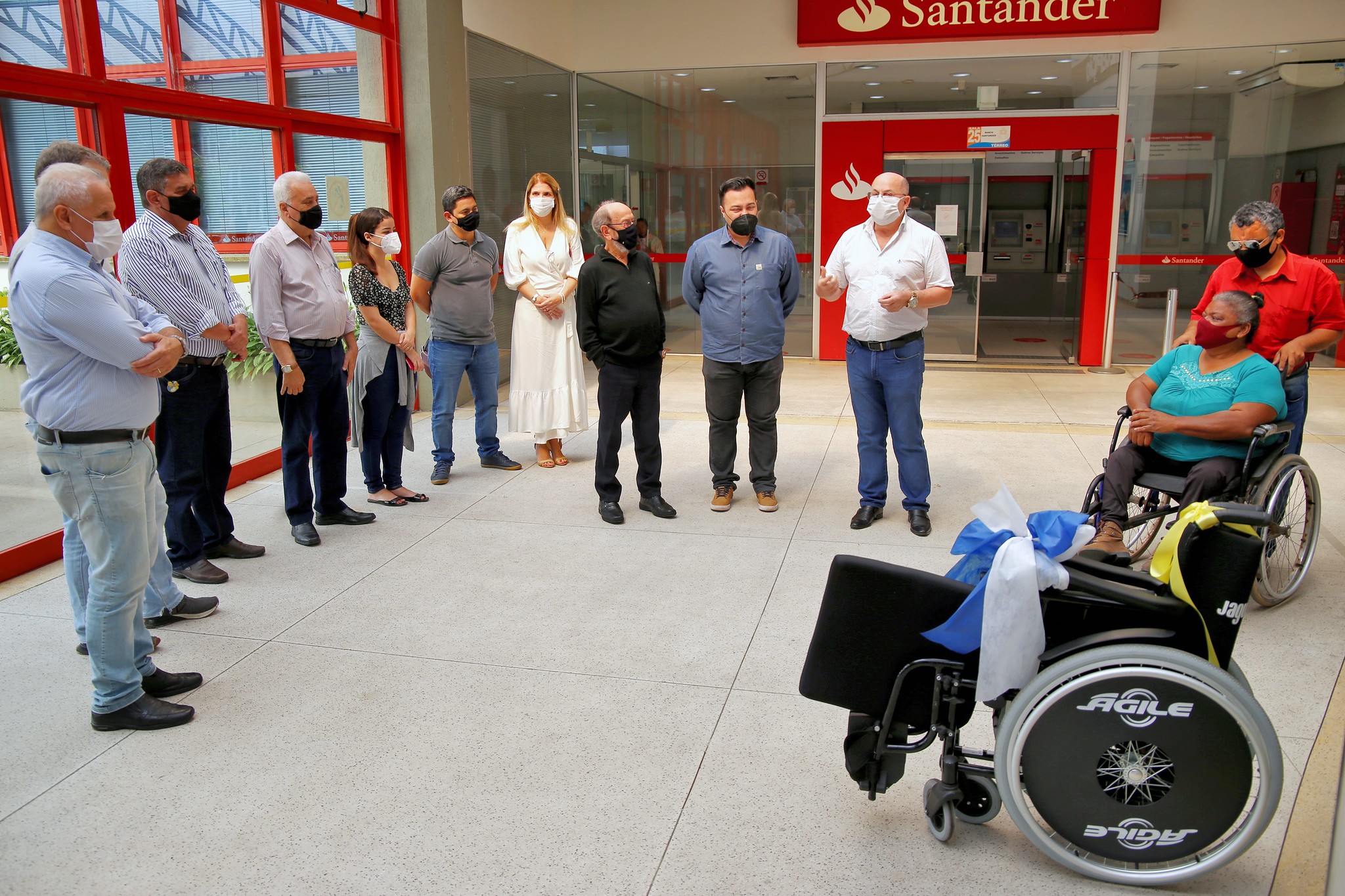 Campanha Papa Lacre e Papa Tampinha entregou equipamento para a recepcionista Gueomar | Raquel Caxilé