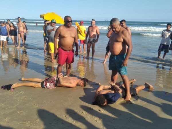 Ladrões são pegos por policiais a paisana em praia de Guarujá